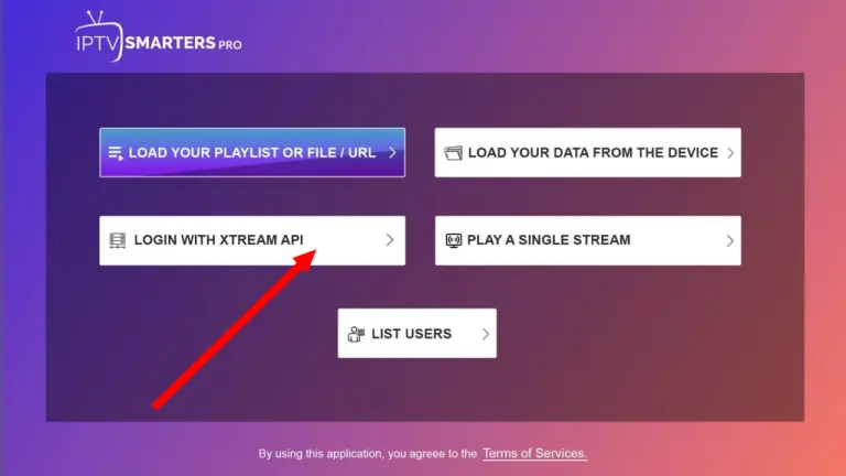 IPTV SMARTERS PRO hoofdmenu met een pijl die naar de optie Inloggen met xtream codes api wijst